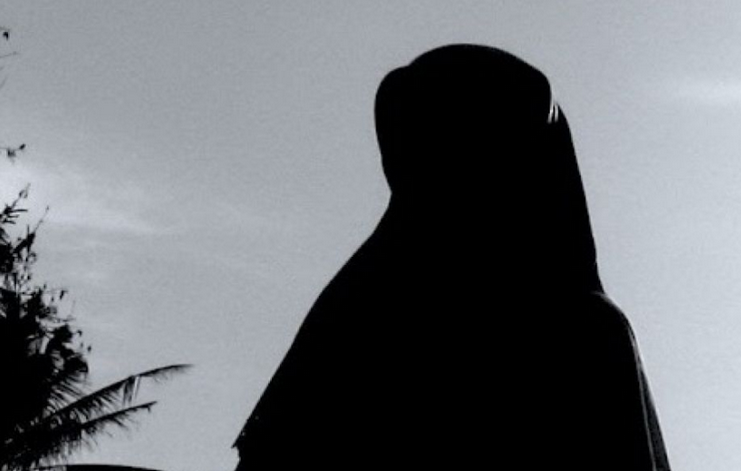 HUKUM SEORANG WANITA MENEMUI SUPIR/ART LAKI-LAKI WANITA YANG SENANG PERGI KE PASAR TANPA KEPERLUAN