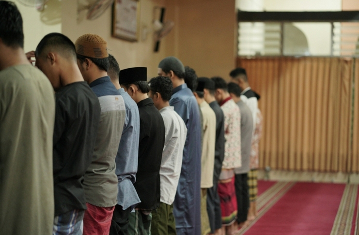 HUKUM MEMUTUSKAN SALAT KARENA BAU TAK SEDAP