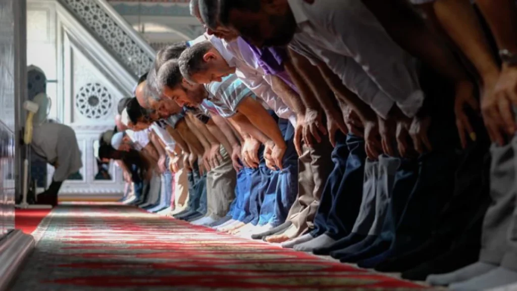 FIQH MENGIKUTI IMAM DALAM SALAT HUKUM MEMBACA AL-FATIHAH BAGI MAKMUM DALAM SHALAT JAHRIYAH