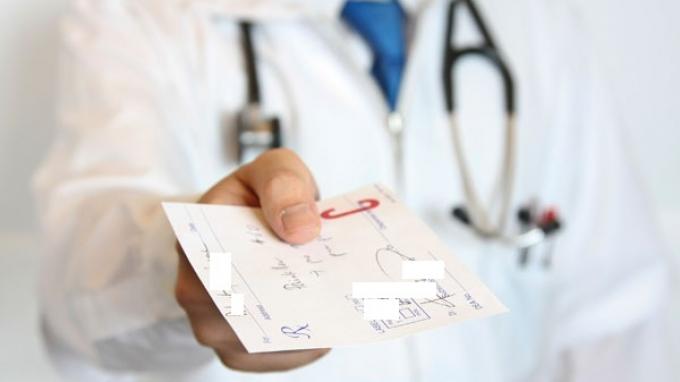 BOLEHKAH DOKTER LAKI-LAKI BERDUAAN DENGAN PERAWAT WANITA DALAM SATU RUANG YANG SAMA?