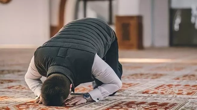 APA YANG DIKATAKAN ORANG MURTAD YANG INGIN MASUK ISLAM KEMBALI? PANDUAN RINGKAS TENTANG SUJUD SAHWI DALAM SHALAT