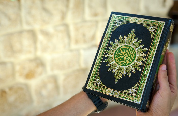 HUKUM MEMBACA MUSHAF DAN BERGERAK RINGAT SAAT SHALAT HUKUM MENGGUNAKAN JIMAT DARI AL-QUR'AN